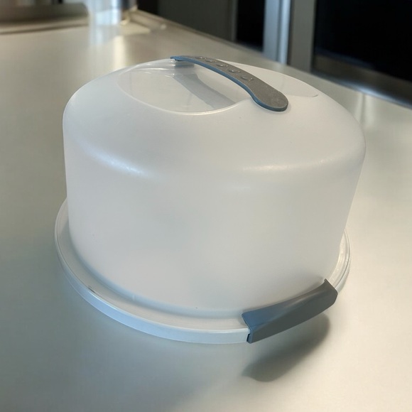 Sterilite Cake Carrier Container - Picture 2 of 6